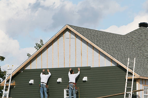 Professional Vinyl Siding technician working in Markham, IL